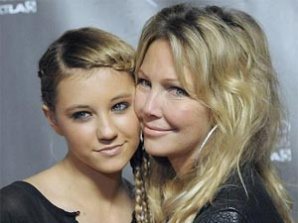 Хизер Локлир вывела дочь на подиум