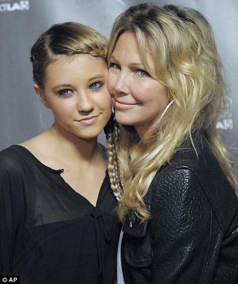 Хизер Локлир вывела дочь на подиум