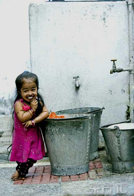 Индийская дюймовочка имеет большие планы на жизнь