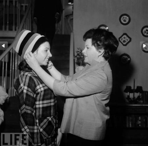 Топ-35 лучших мам знаменитостей