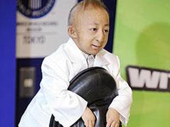 Самый маленький человек примерил самый большой ботинок