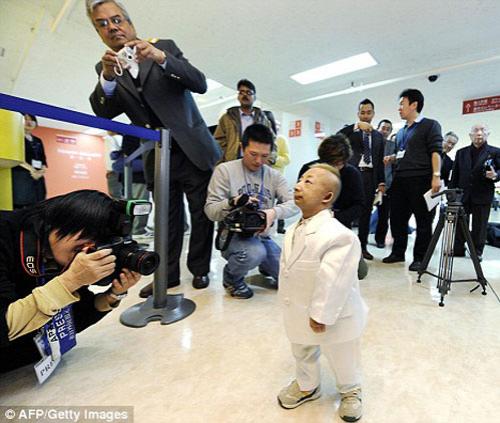 Самый маленький человек примерил самый большой ботинок