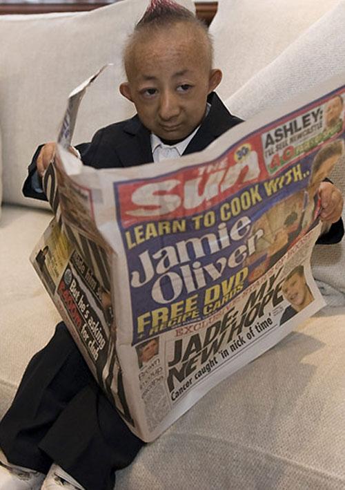 Самый маленький человек примерил самый большой ботинок