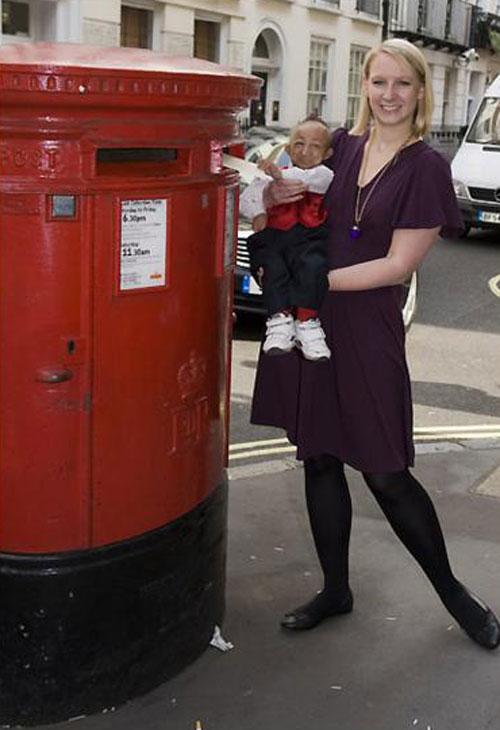 Самый маленький человек примерил самый большой ботинок