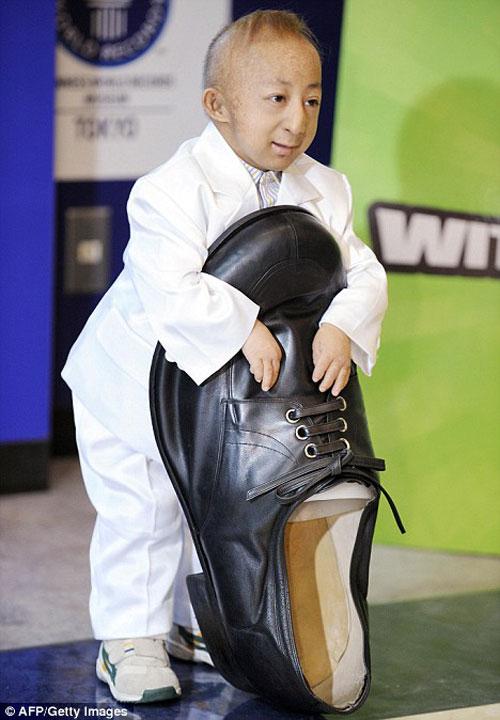 Самый маленький человек примерил самый большой ботинок
