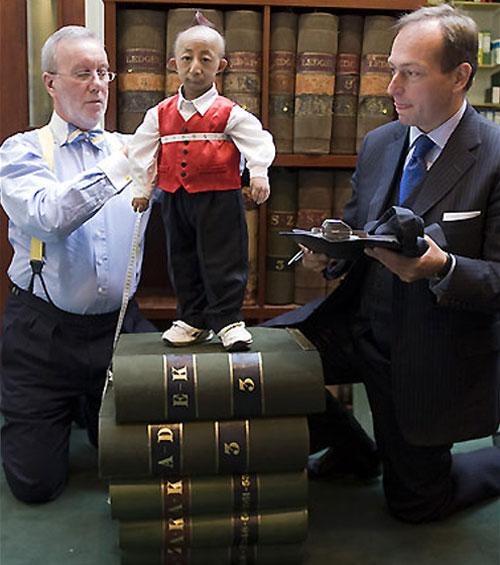 Самый маленький человек примерил самый большой ботинок