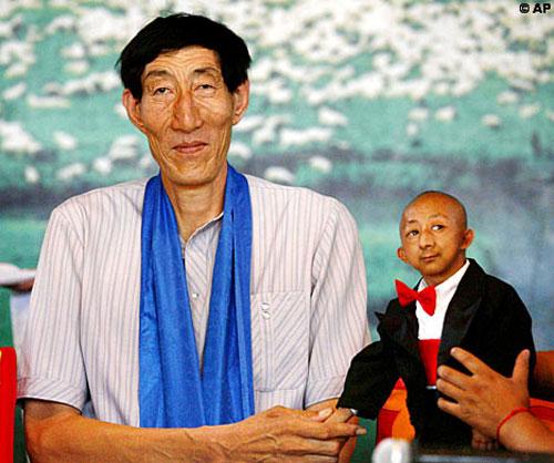 Самый маленький человек примерил самый большой ботинок