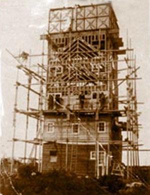 Дом в облаках конкурирует с птицами