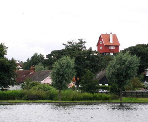 Дом в облаках конкурирует с птицами