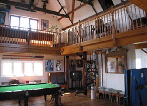 Дом в облаках конкурирует с птицами