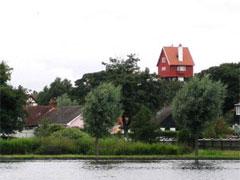 Дом в облаках конкурирует с птицами