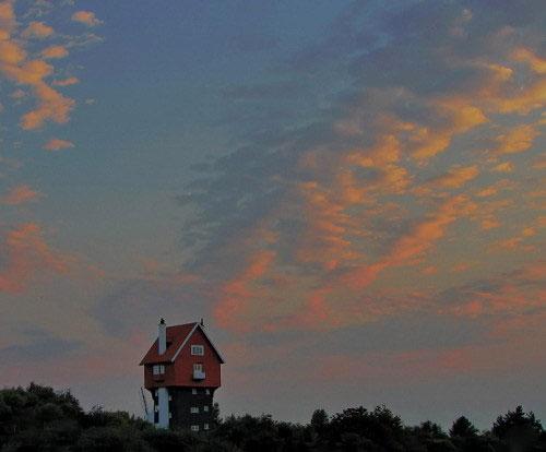 Дом в облаках конкурирует с птицами