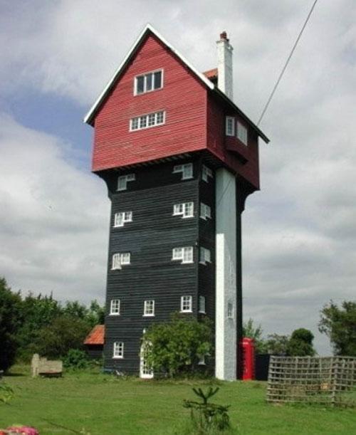 Дом в облаках конкурирует с птицами