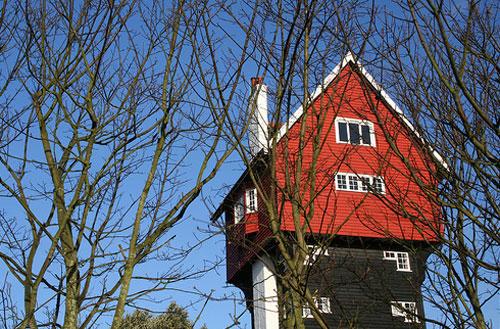 Дом в облаках конкурирует с птицами