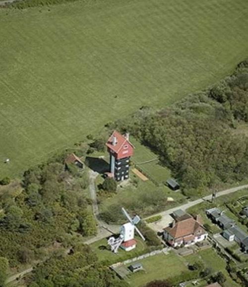 Дом в облаках конкурирует с птицами