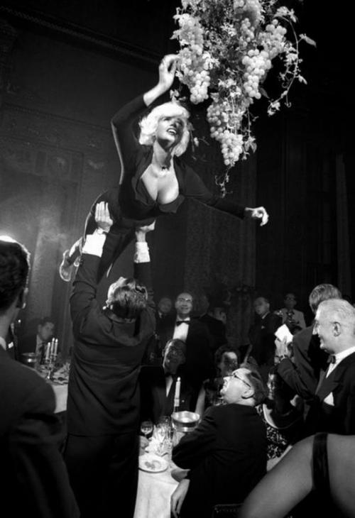 Редкие снимки знаменитостей прошлого и настоящего. Часть 14