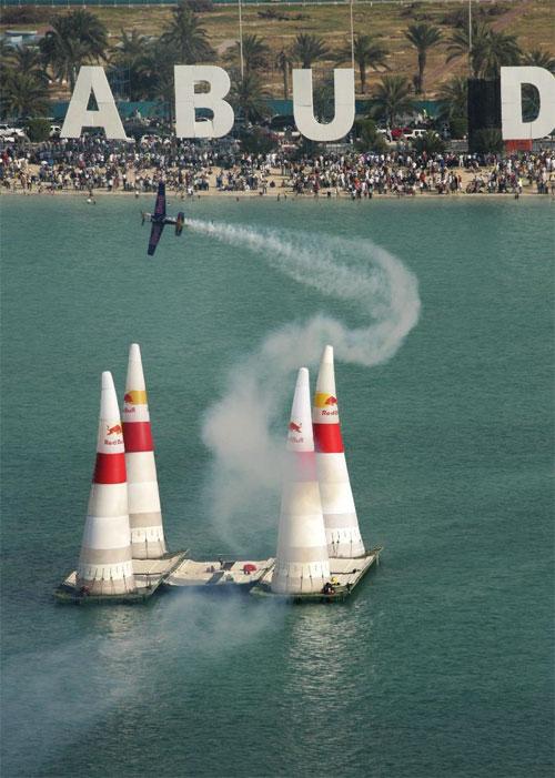 Воздушная "Формула-1" в небе Абу-Даби