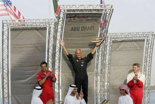 Воздушная "Формула-1" в небе Абу-Даби