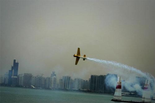 Воздушная "Формула-1" в небе Абу-Даби