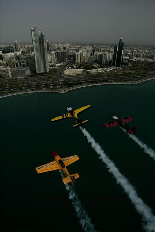 Воздушная "Формула-1" в небе Абу-Даби