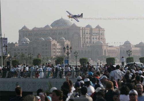 Воздушная "Формула-1" в небе Абу-Даби