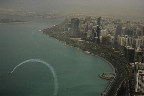 Воздушная "Формула-1" в небе Абу-Даби