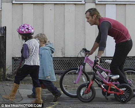 Джуд Лоу ищет мать для пятого ребёнка