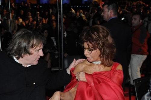 Депардье «нырнул» в декольте к Софии Лорен