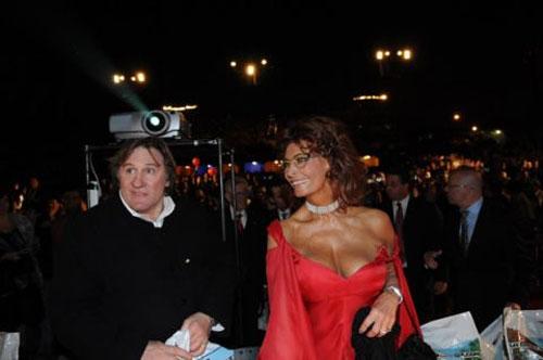 Депардье «нырнул» в декольте к Софии Лорен