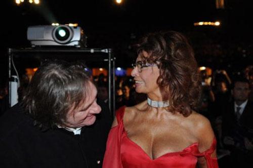 Депардье «нырнул» в декольте к Софии Лорен