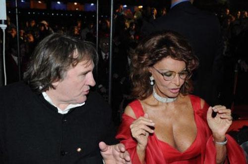 Депардье «нырнул» в декольте к Софии Лорен