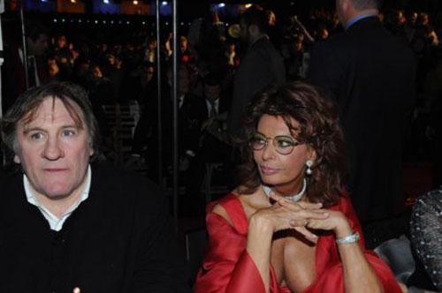 Депардье «нырнул» в декольте к Софии Лорен