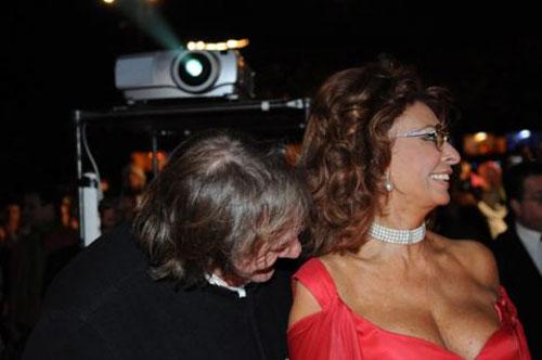 Депардье «нырнул» в декольте к Софии Лорен