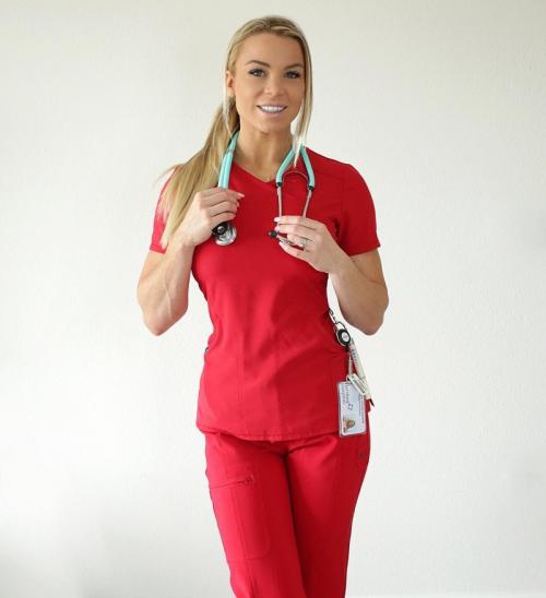 Её называют «самой горячей медсестрой мира»
