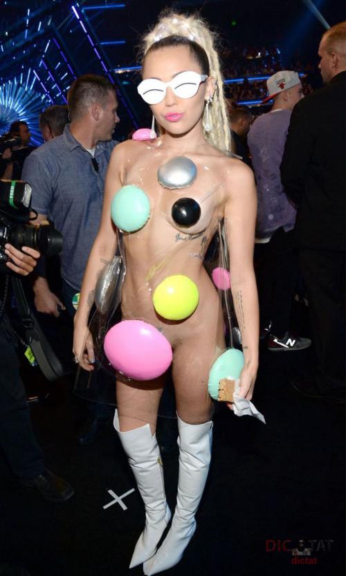 Самые отчаянные декольте на красной ковровой дорожке