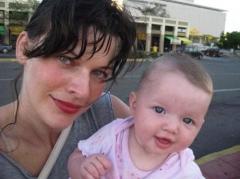 Милла Йовович показала свою малышку миру  совершенно бесплатно