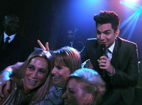 Знаменитости строят "рожки" на камеру