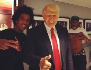 Знаменитости строят "рожки" на камеру