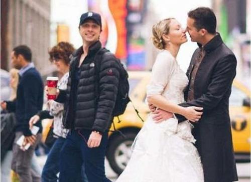 Знаменитости строят "рожки" на камеру