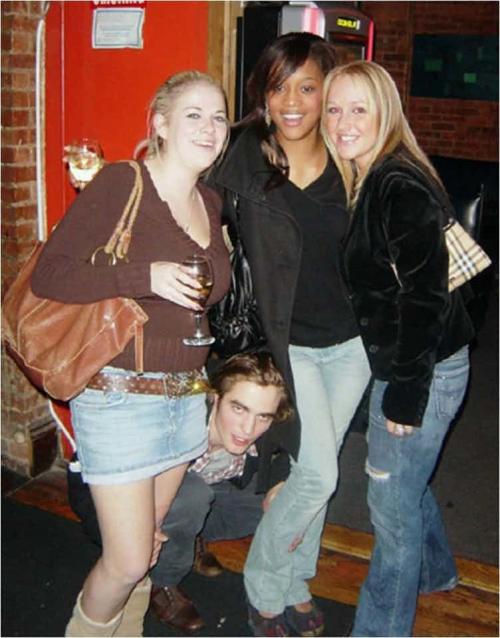 Знаменитости строят "рожки" на камеру