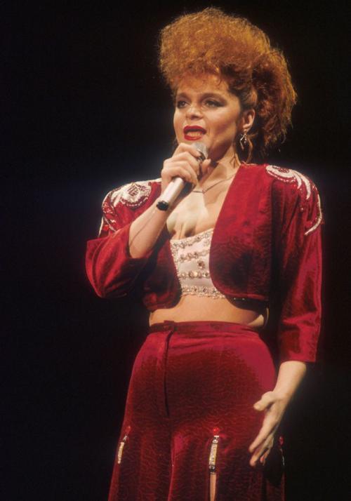 Самые нелепые наряды российских звёзд из 1990-2000-х