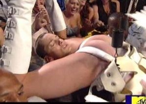 MTV: Саша Барон Коэн голым задом сел на лицо рэпперу Эминему