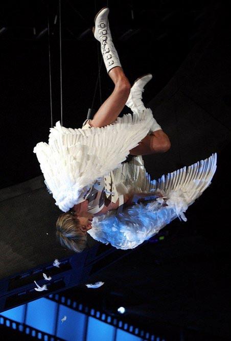 MTV: Саша Барон Коэн голым задом сел на лицо рэпперу Эминему