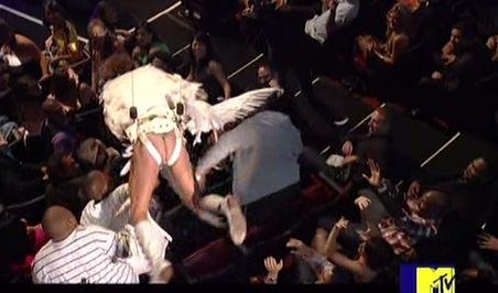 MTV: Саша Барон Коэн голым задом сел на лицо рэпперу Эминему