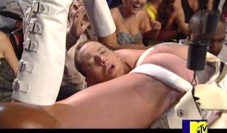 MTV: Саша Барон Коэн голым задом сел на лицо рэпперу Эминему