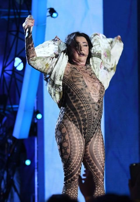 Располневшие звезды, которые не стесняются выходить на сцену