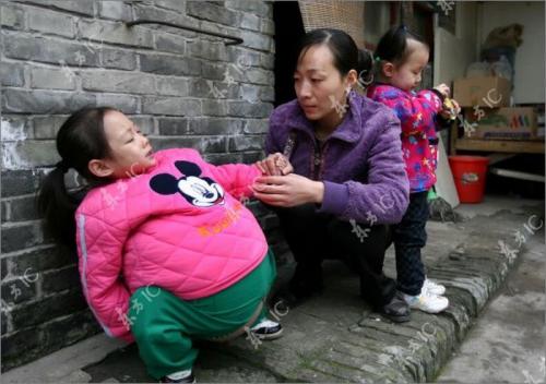 В Китае найдена 4-летняя "беременная" девочка