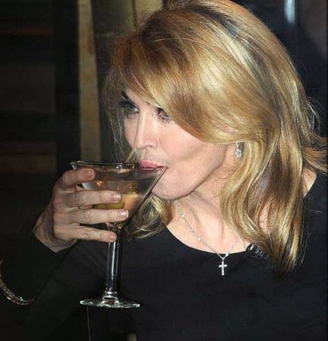 Мадонна  продала душу