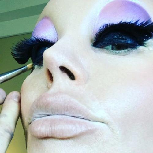 Чудеса грима делают звезд неузнаваемыми: фото до и после