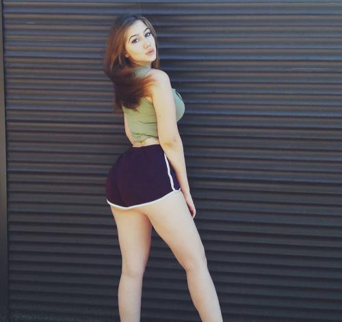 Российская «Кардашьян» отрицает, что обращалась к хирургам